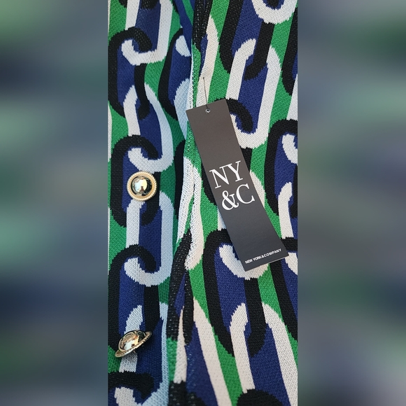 Stylish Patterned Dress with Gold Buttons - Picture 5 of 5